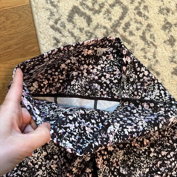 LULULEMON ATHLETICA Wunder Under Crop II Roll Down Scallop 10 | 24" black floral - Picture 9 of 11